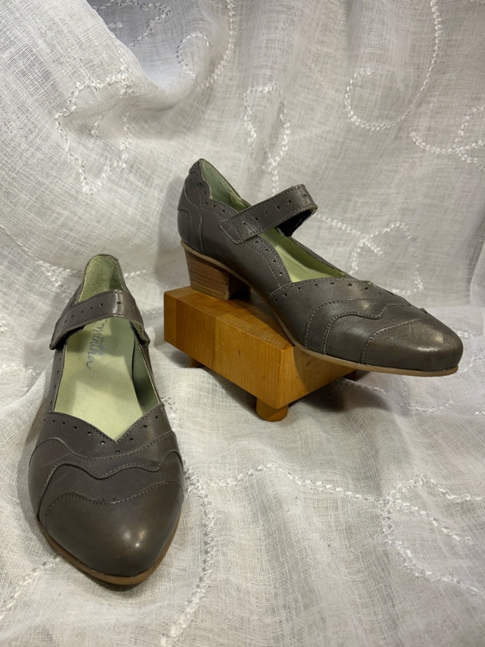 NWOT Mentha leather elegant small heel shoes
